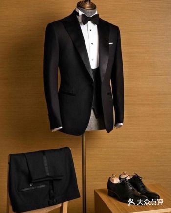 婚礼不能只新娘自己美，新郎的礼服也要到位