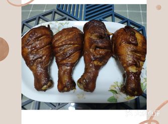 鸡腿洗净后，擦干水份，鸡腿肉划刀，加入调料：生抽30