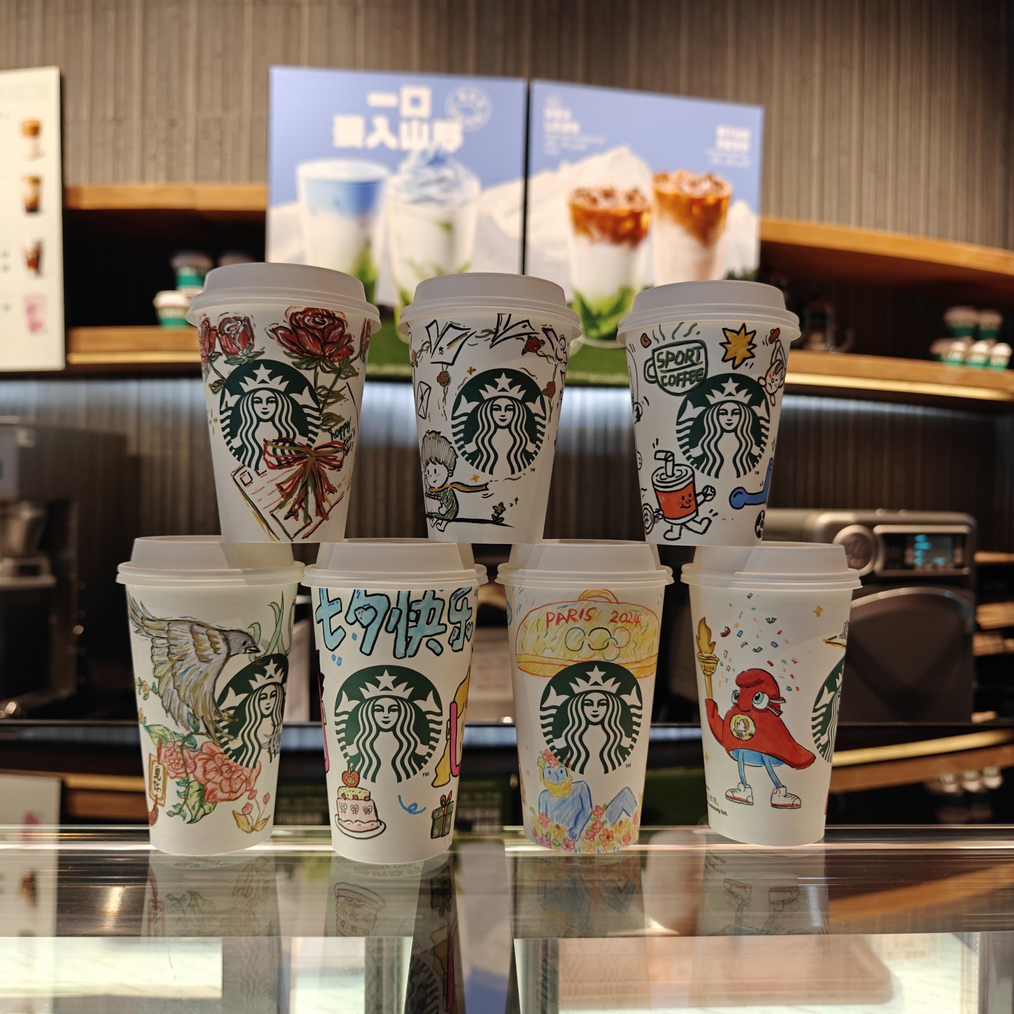 星巴克纸杯上
勾画出各种小插画