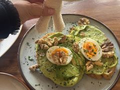 牛油果煮蛋吐司-RAC BAR(安福路店)