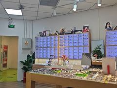 -天空之镜眼镜店蔡司依视路配镜授权零售店(望京颐堤港店)
