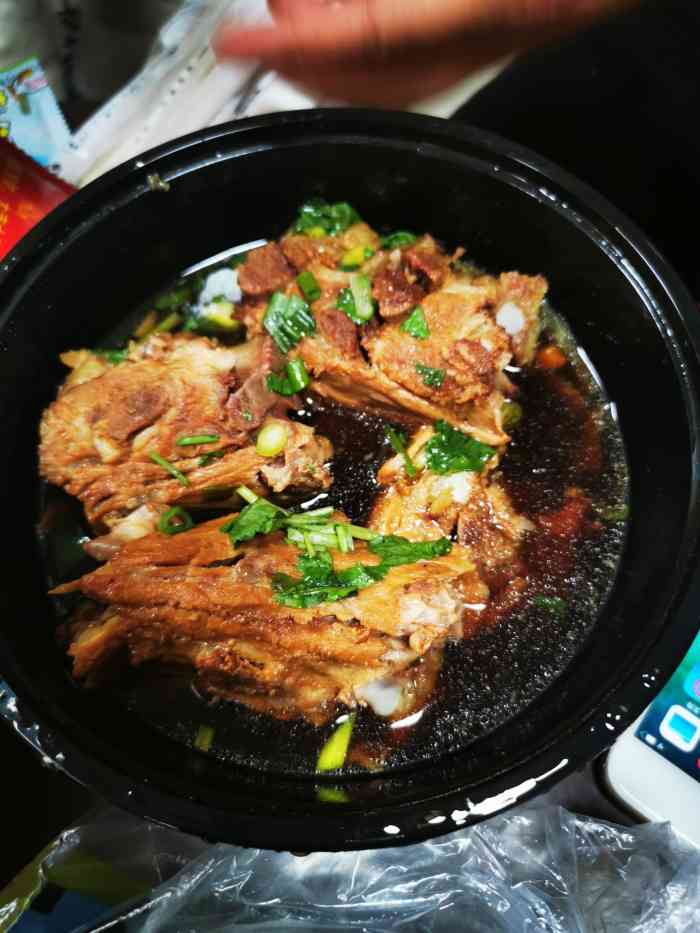 斗碗酱骨饭(天府三街店)-"店在天府三街附近,周围都是写字楼,一到饭.