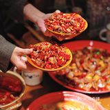 辣子鸡多到要用碗来勺