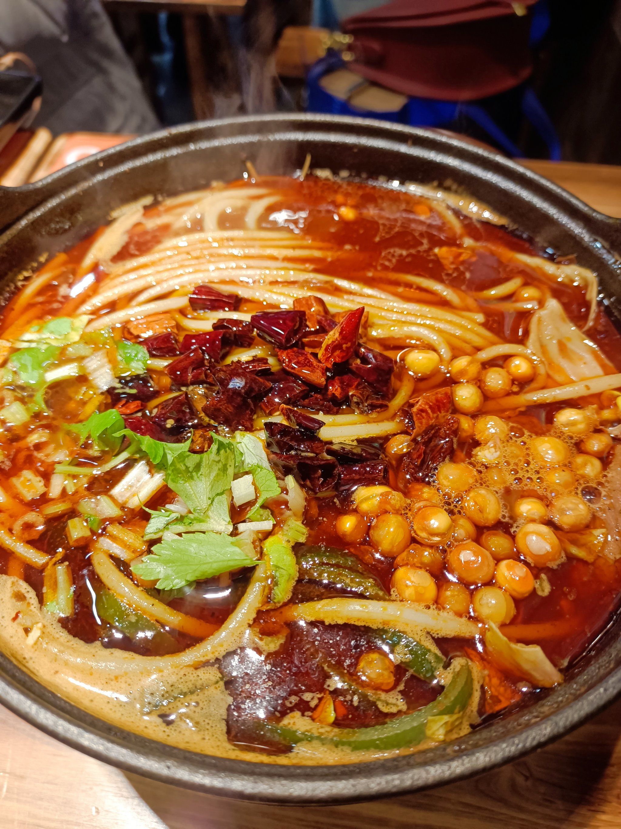 天冷来碗爽辣砂锅米线