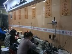 改衣师傅们正在细心改衣服-好艺改衣