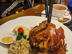 德式烤猪肘陪酸菜土豆泥-申德勒加油站西餐厅Schindlers Tankstelle(上海外滩店)