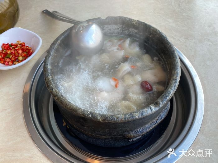 墨脱石锅椰子鸡•糟粕醋•东山羊(大东海店)墨脱石锅椰子鸡图片