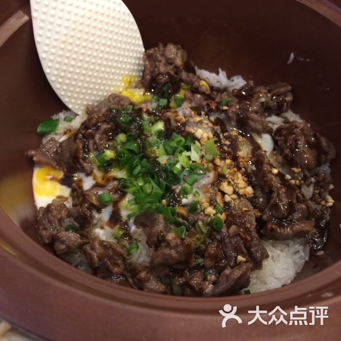 窩蛋牛肉煲仔飯