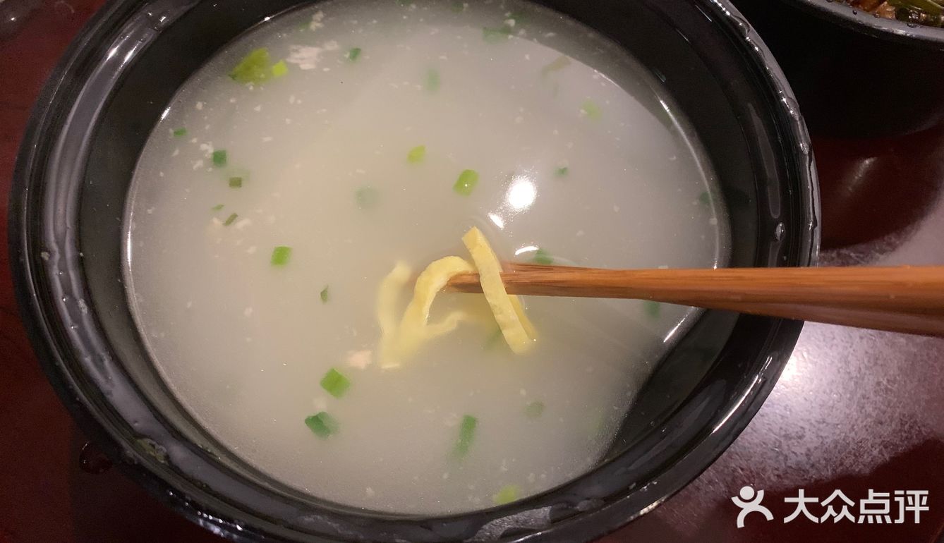 「开洋葱油拌面送蛋皮汤」炸葱焖着软了