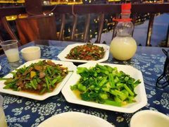 -临江餐馆二楼美食部落