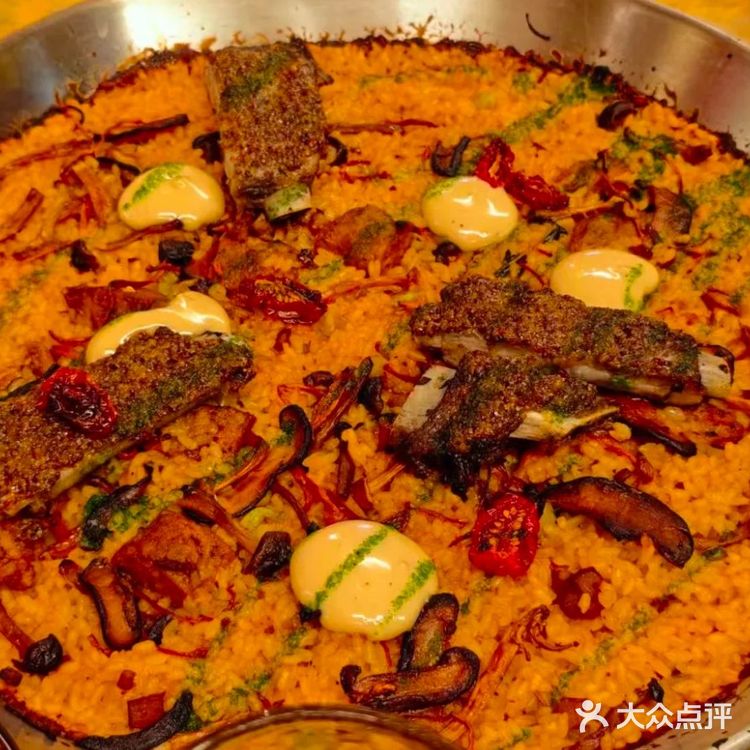 夜晚的烛光与美味佳肴