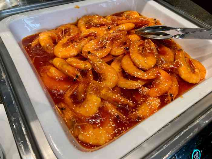秀兰饭店餐厅-"[眨眼]虽然是自助,但是环境很不错～菜品.