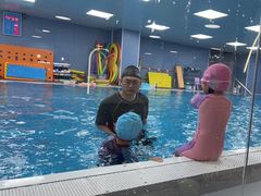 -蓝鲸奇亲子游泳俱乐部