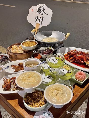 天呐！这一桌子你相信是在拙政园门口嘛！