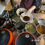 为了节约成本，就有了一个专门提供热水的地方