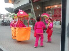 开业当天的扭秧歌表演-蜀留香火锅(西南角店)