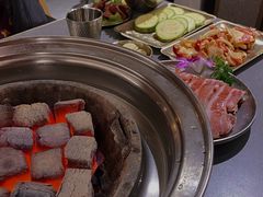 -围炉肉舍•炭烤活鳗•丹东海鲜烤肉(步行街店)