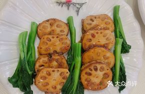 Golden Lotus Cake