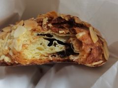 扁桃仁巧克力羊角-BAKER&SPICE(安福路店)