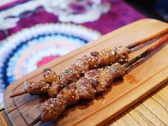 红柳羊肉串-阿里家·新疆烤肉酒場 by MIG