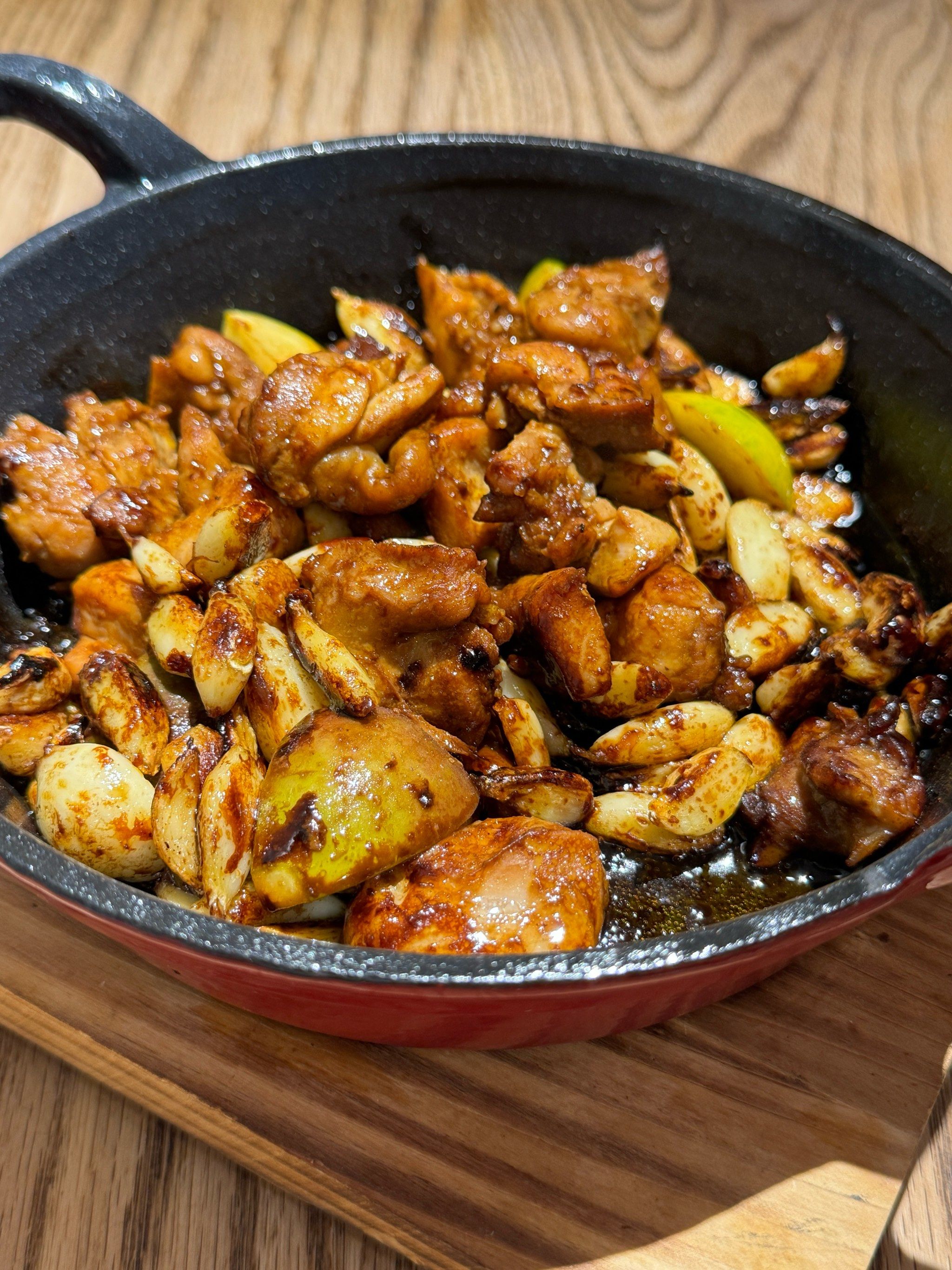   新鲜出炉滋滋作响的美味啫啫鸡