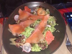烟熏三文鱼色拉-YUE·6·西式融合餐厅(外滩六号店)