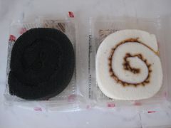黑芝麻竹炭瑞士卷+红豆蛋白卷内部-奇华饼家(香港国际机场T1店)