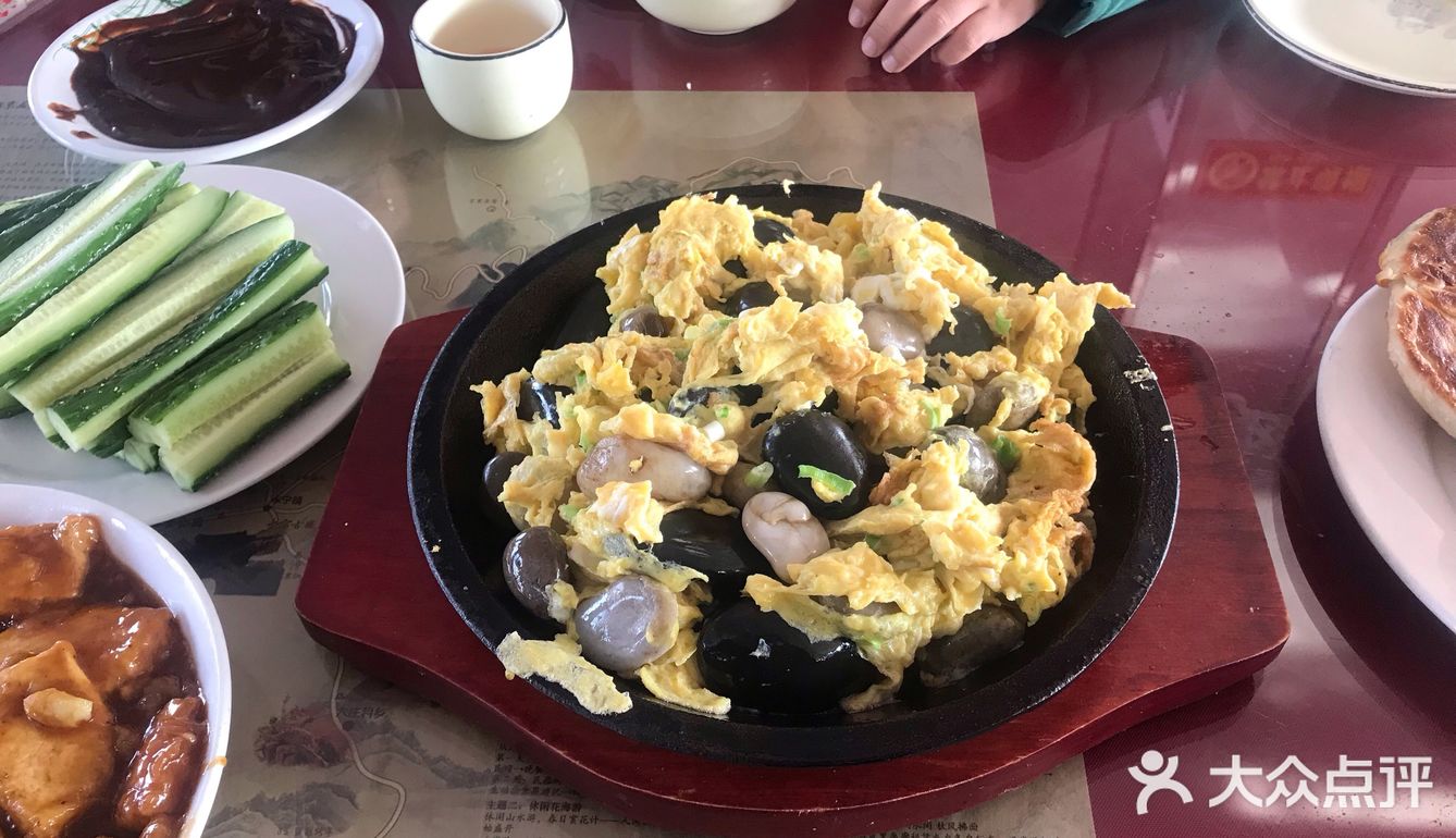 今天来龙庆峡看冰灯，附近找了一圈饭店