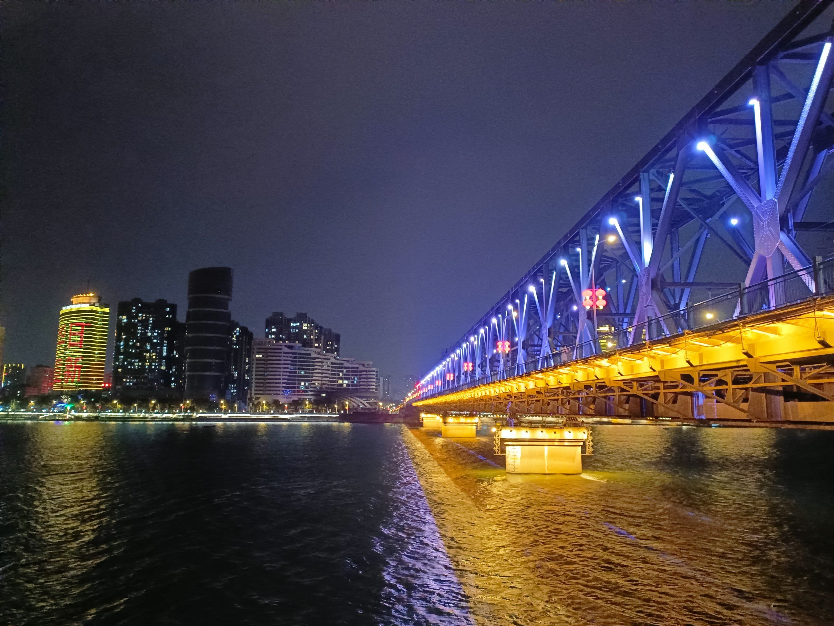 北面的襄阳古城墙厚重巍峨,墙外的汉江水清冽辽阔,与牌坊上