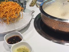 -洪氏嗨捞·广东猪肚鸡·椰子鸡火锅(西咸万象城店)