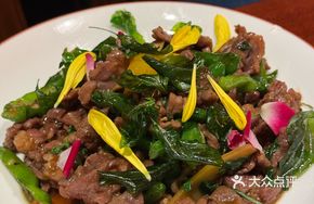 Golden Garlic Stir-fried Tenderloin