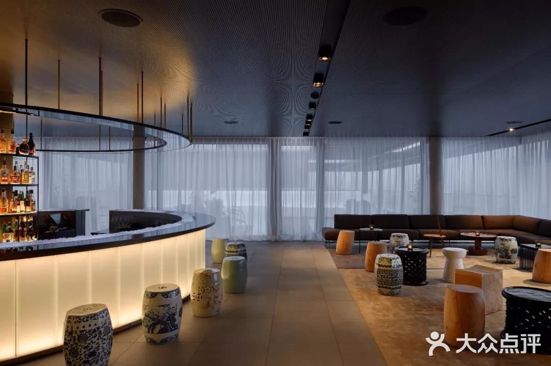 Roomers Hotel建筑外观采用简洁的黑白灰格调