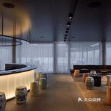 Roomers Hotel建筑外观采用简洁的黑白灰格调