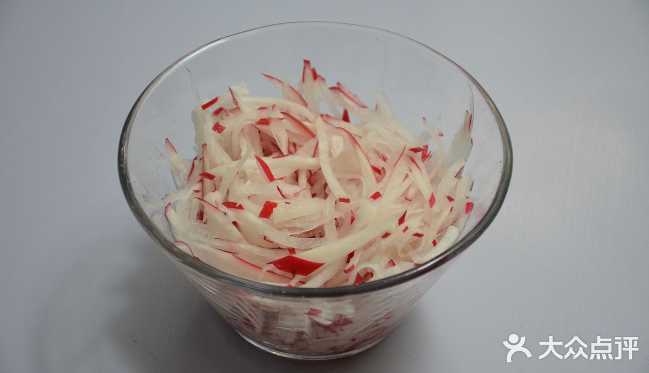 萝卜丝 冬天菜市场不到6点就已经亮起了路灯