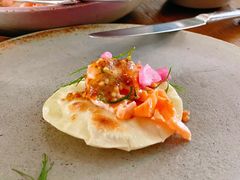 烟熏三文鱼配烤饺子皮和芥末籽酱-BOR Eatery(安福路店)