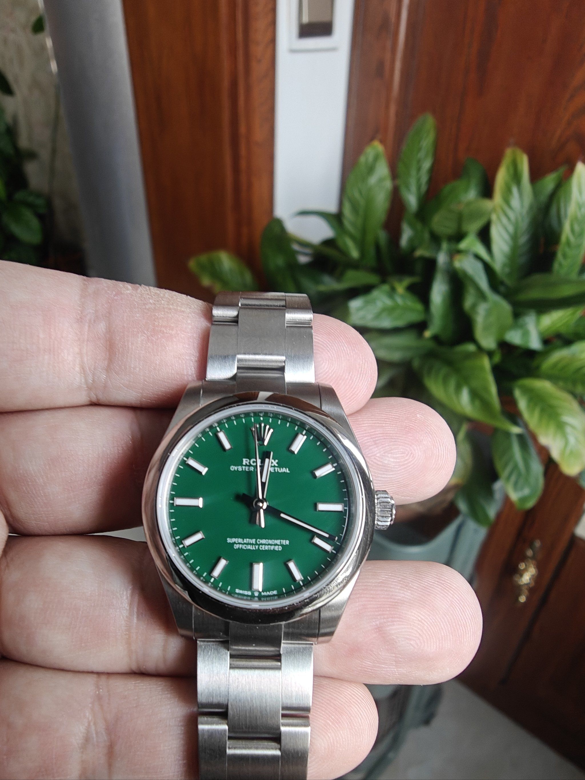 一抹绿的执着
作为劳力士入门系列的经典之作,蚝式恒动的漆面绿盘