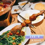 深圳的特色新疆菜大盘鸡羊肉串薄荷茶边吃边看民族舞蹈
