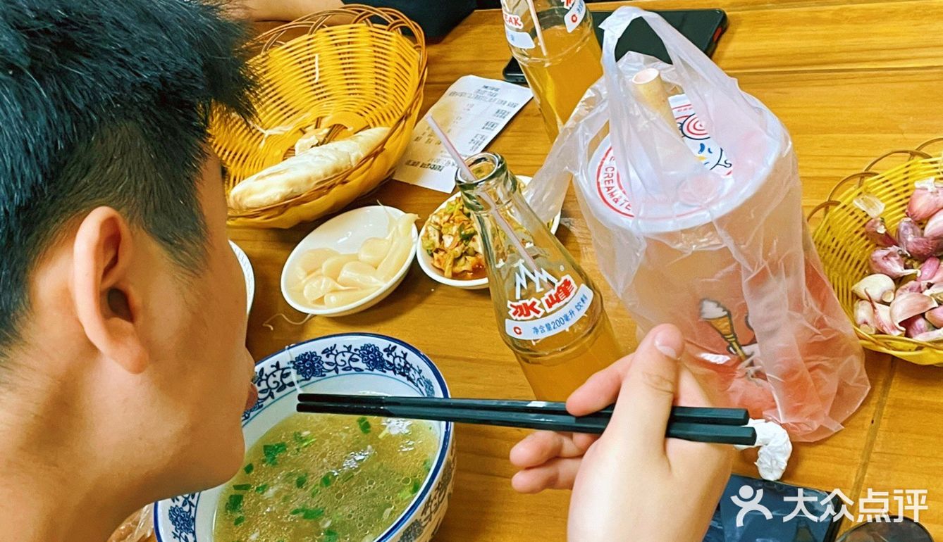五一和外地游客一起排队吃水盆