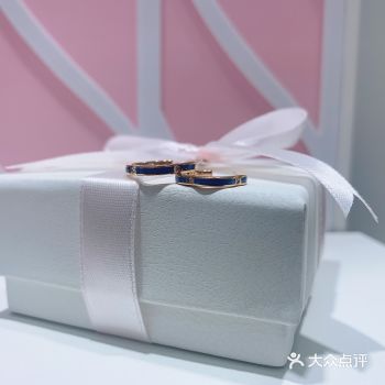 蓝宝石的颜色配以18k金的材质，使得耳钉多了一份尊贵