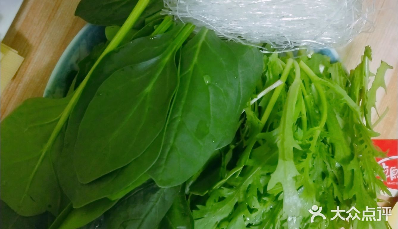 馋火锅好久了附近海底捞火锅店还没有开门，只能自己先解