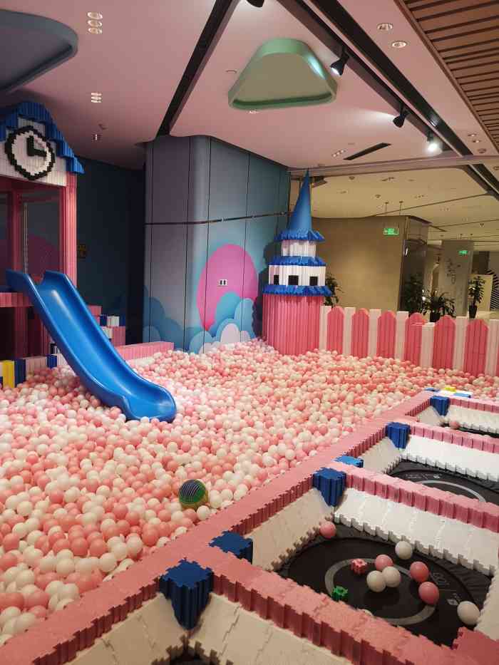 乐天儿童(绿地缤纷荟店)-"卫生,新开的卫生看起来没问题,游乐场地面.