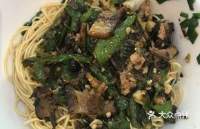 Spicy Chili and Preserved Vegetable Steamed Pork Noodles