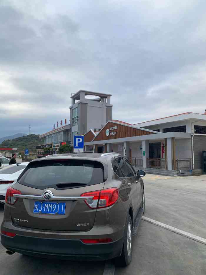 东进服务区-停车场-"一路好心情 还是不给差评的习惯 地方小了.