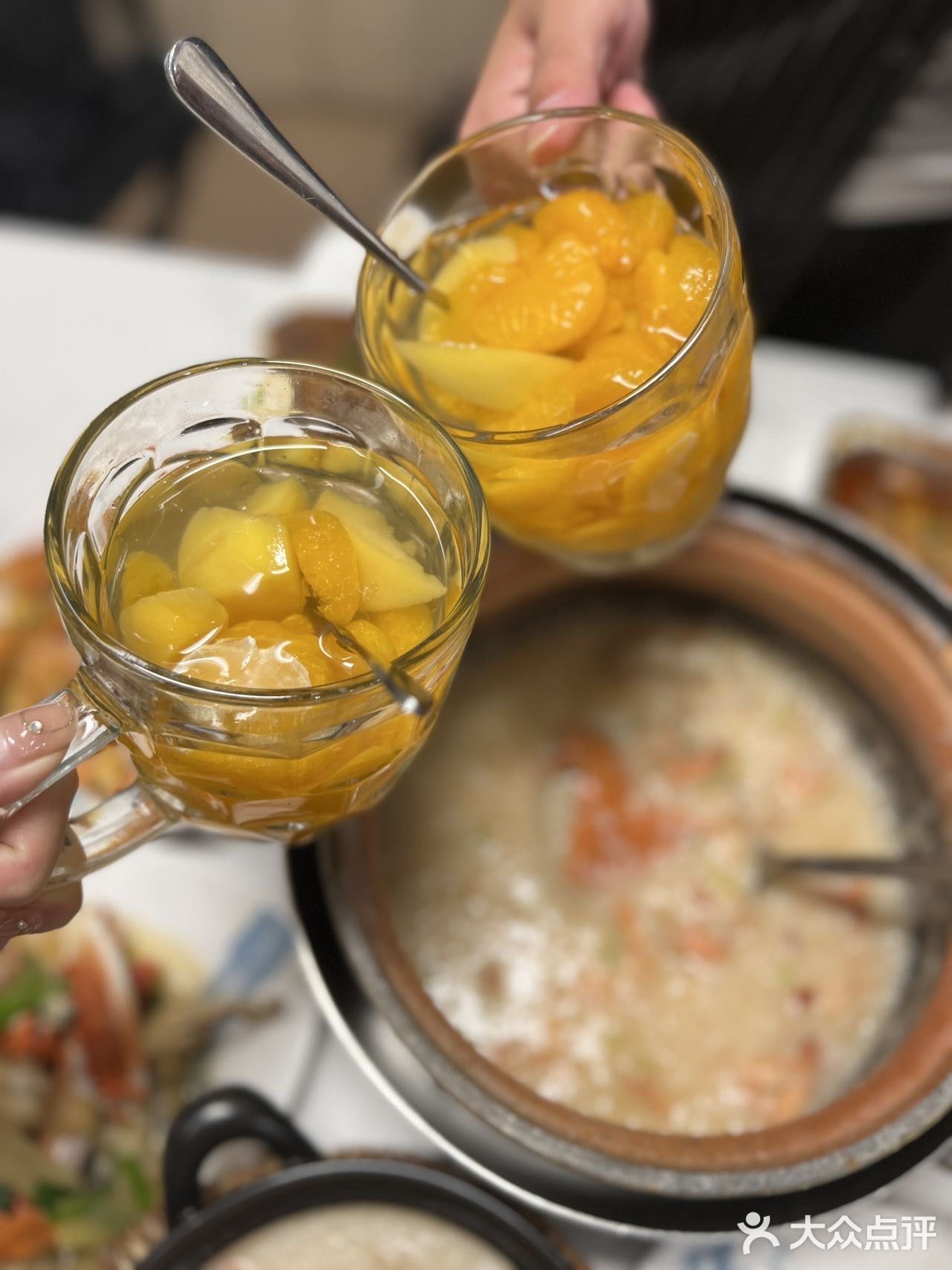 夜宵经常来吃的砂锅粥店，海鲜烤串都挺不错！