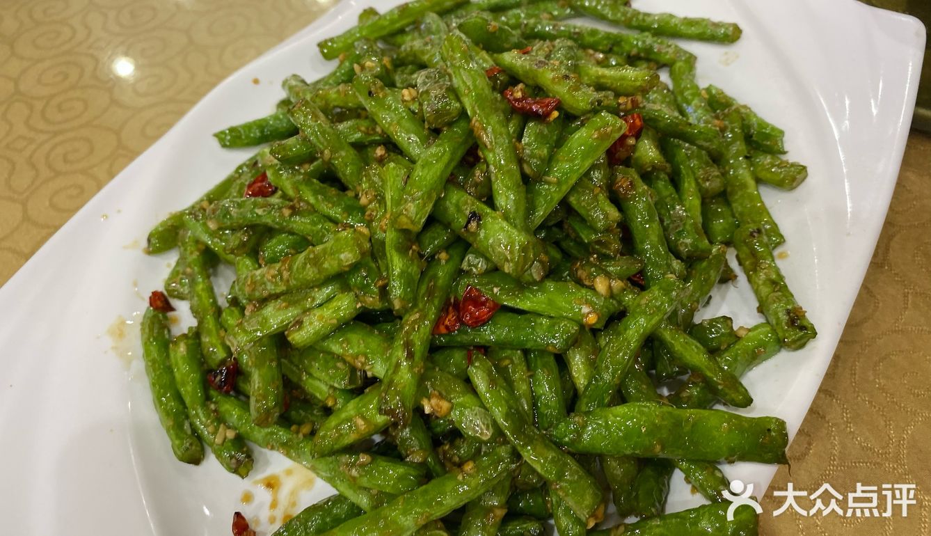 肚包鸡必点,还送锅巴,服务员帮盛第一碗汤
