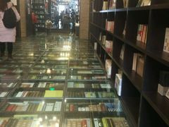 -钟书阁(松江泰晤士小镇店)