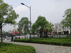 -奕欧来上海购物村停车场