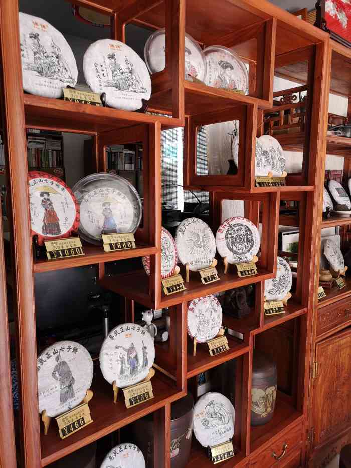 听老板介绍已经做了十五年了,只易武茶山古树茶,生普熟普的品质都还是