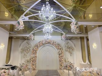 来看朋友的彩排，无意间被这个仪式堂中草整体香槟色系