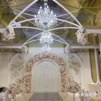 来看朋友的彩排，无意间被这个仪式堂中草整体香槟色系